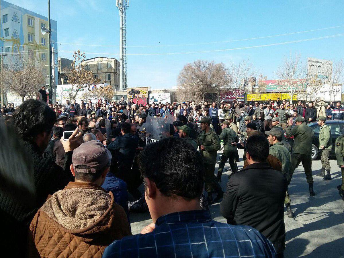 “كرمانشاه” تنضم لتظاهرات “مشهد” وترفع شعار “الموت للدكتاتور” و”الخبز والعمل والحرية”