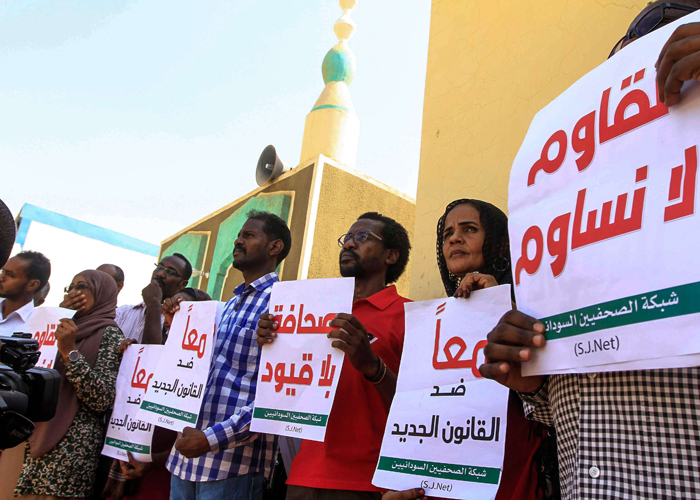 السلطات السودانية تعتمد سياسة “تكميم الأفواه” ضد الصحفيين