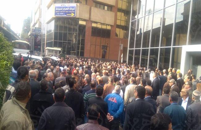 خروج جنازة مهيبة للكاتب الصحفي إبراهيم نافع من مؤسسة الأهرام