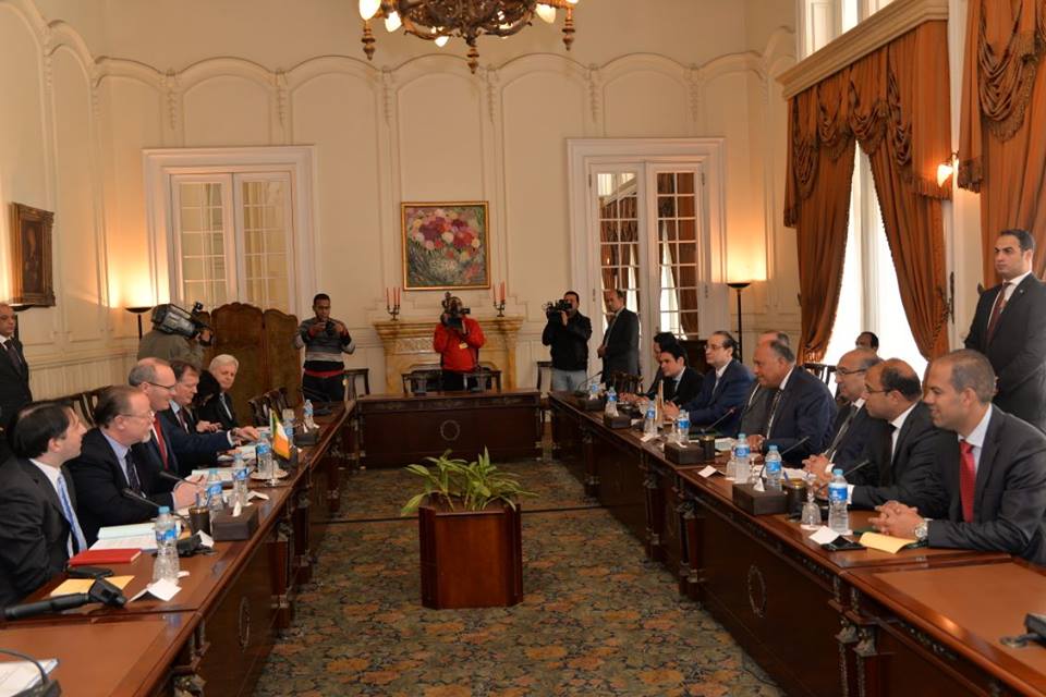 وزير الخارجية يعقد جلسة مباحثات مع وزير خارجية أيرلندا في القاهرة