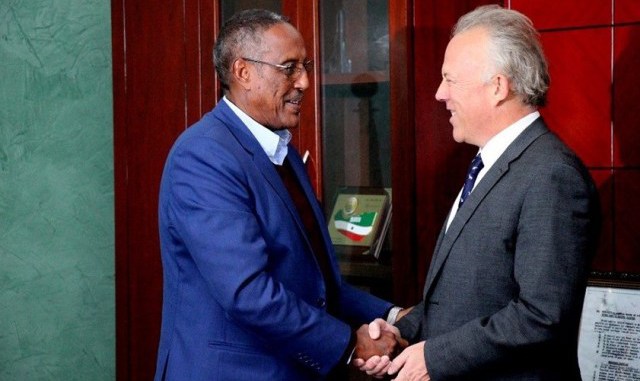 لقاء بين رئيس “أرض الصومال” وممثل الأمم المتحدة في الصومال