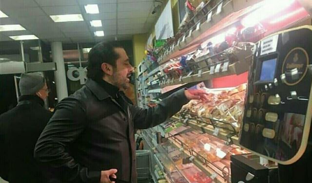 بالصور.. “الحريري” يتسوق في أحد متاجر سويسرا