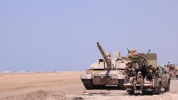 Members of the Yemeni army ride on the back of a military truck near the Red Sea coast city of al-Mokha, Yemen January 23, 2017. REUTERS/Fawaz Salman - RC1CCD639670