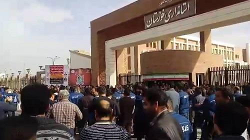 معلمون ومتقاعدون يتظاهرون في إيران احتجاجا على نهب أموالهم