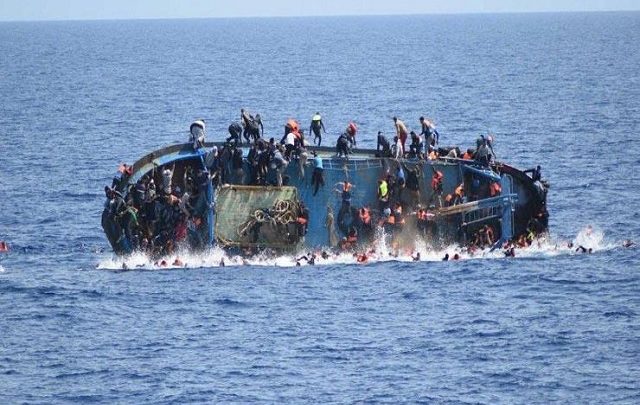 غرق قارب يحمل أكثر من 80 مهاجرا قبالة الشواطئ الليبية