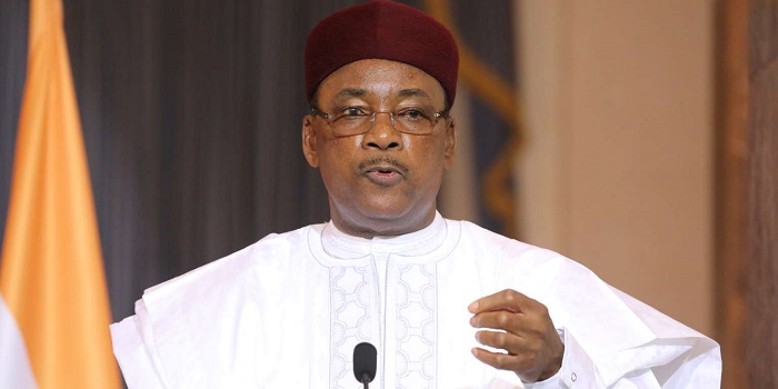 Niger's president Mahamadou Issoufou gives a press conference with France's President at the Presidential palace in Niamey on December 23, 2017. / AFP PHOTO / ludovic MARIN