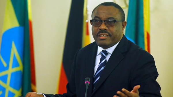 FILE PHOTO: Ethiopian Prime Minister Hailemariam Desalegn gestures during a news conference in Addis Ababa, Ethiopia, October 11, 2016. REUTERS/Tiksa Negeri/File Photo