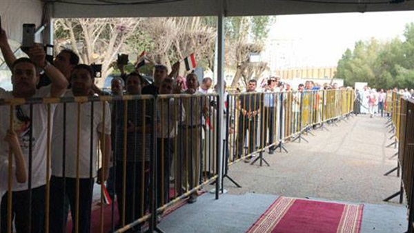 إقبال كثيف للناخبين المصريين بالكويت على المشاركة في التصويت للانتخابات الرئاسية