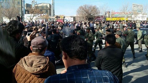 مزارعو أصفهان يتظاهرون لليوم الـ 52 على التوالي.. واحتجاجات في مدن طهران وايلام وكازرون وكرمان