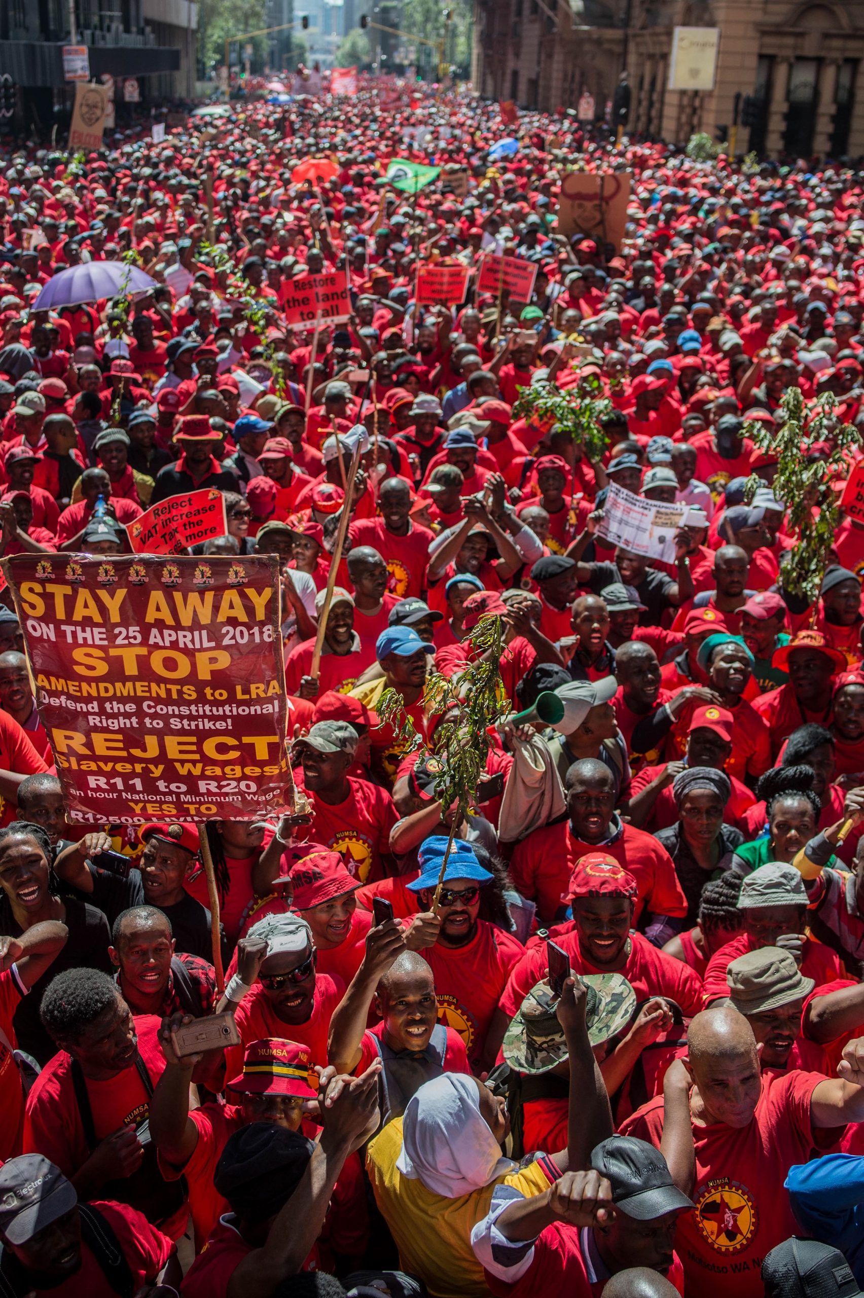 Thousands of workers take part in a national strike called by the country's second largest labour union (South African Federation of Trade Unions SAFTU) against a government proposed minimum wage on April 25, 2018 in Johannesburg. / AFP PHOTO / MUJAHID SAFODIEN