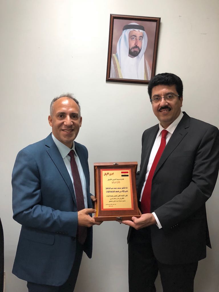 “العربي الأفريقي” تهدي درعها إلى د.محمد حسن عبد الحافظ المدير الأكاديمي لمعهد الشارقة للتراث