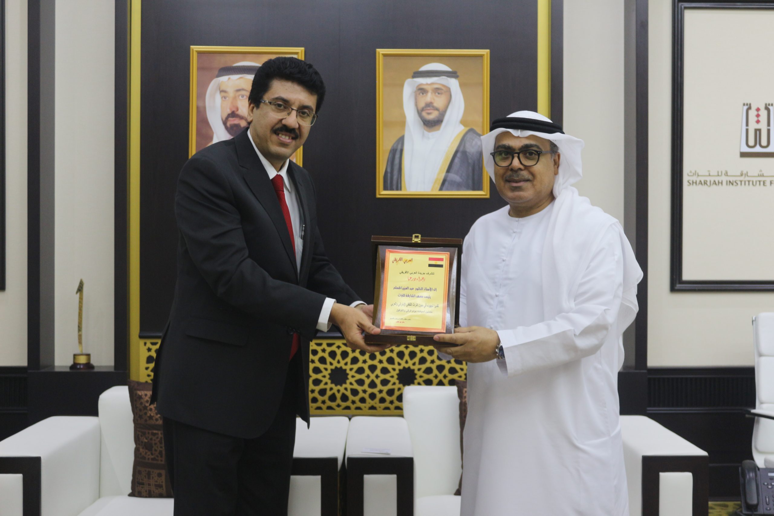 “العربي الأفريقي” تهدي درعها للدكتور عبد العزيز المسلم رئيس معهد الشارقة للتراث