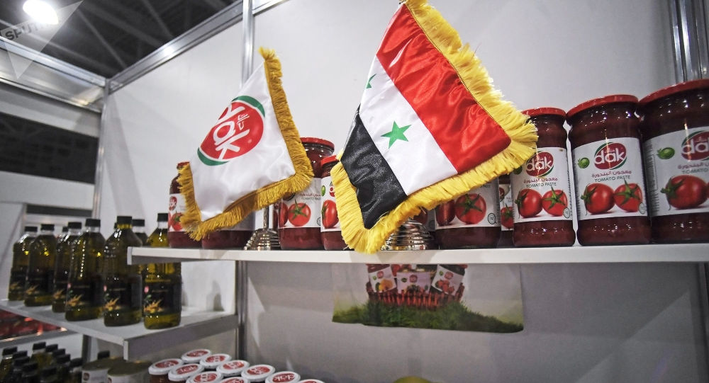 طائرة سورية تهبط بمدينة بنغازي للمشاركة في فعاليات معرض “صنع في سوريا”