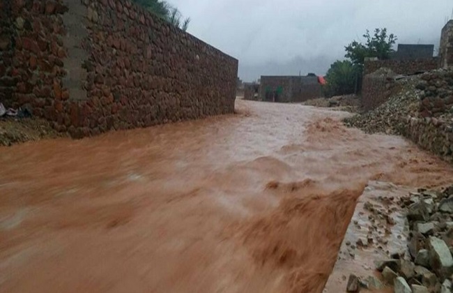 سفير الرياض في اليمن: فريق إعادة الإعمار السعودي بدأ برفع أضرار إعصار مكونو بسقطرى