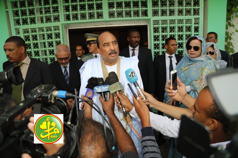 الرئيس الموريتاني وقرينته يدليان بصوتهما في الجولة الثانية من الانتخابات الجهوية والبلدية والنيابية