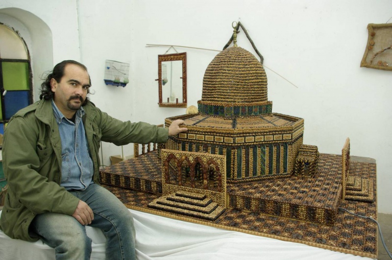 فنان أردني يصنع المجسمات من نوى التمر وبذور الزيتون