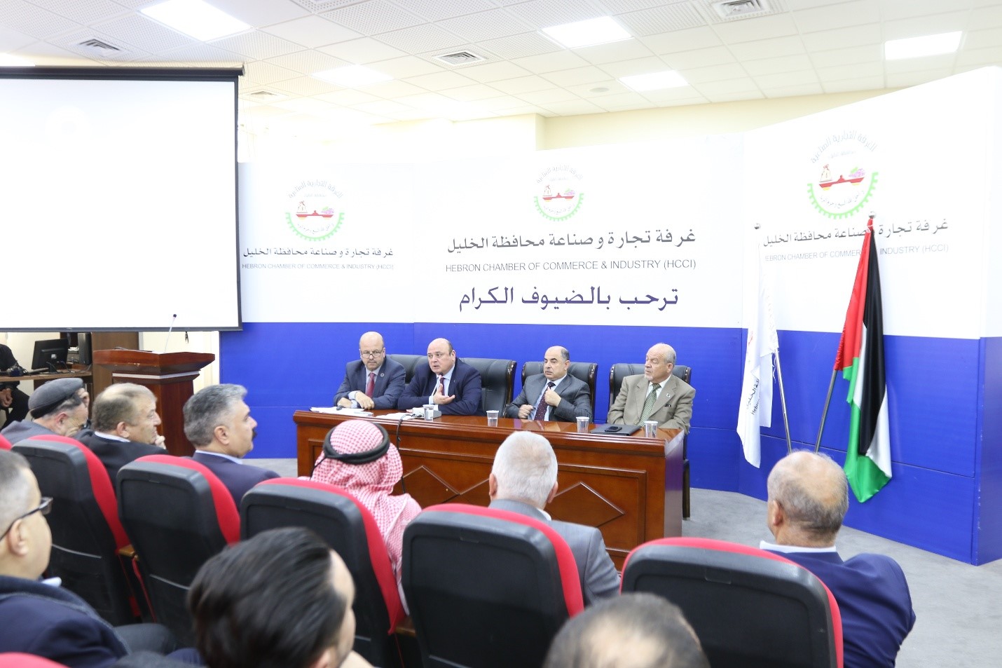 محافظ سلطة النقد الفلسطينية يفتتح ورشة في غرفة تجارة الخليل ويُوقع مذكرة مع جامعة بوليتكنك