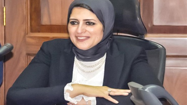 وزيرة الصحة تطمئن على مصابي حادث المنيا الإرهابي بمستشفى الشيخ زايد