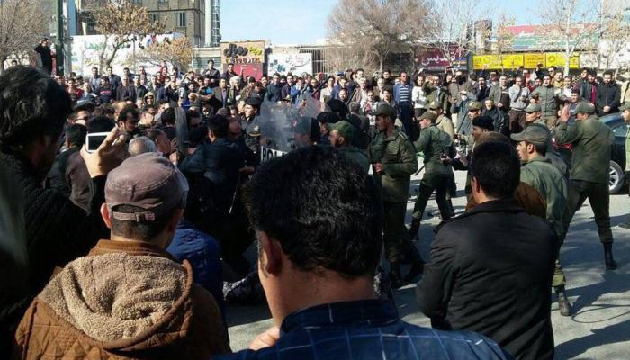 القوات الإيرانية تعتقل 28 من متظاهري الصلب في الأحواز