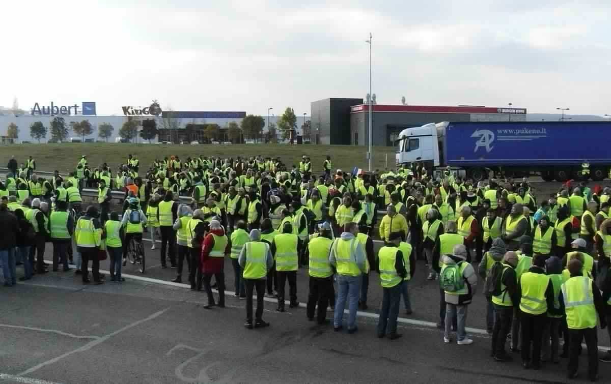 آلاف الفرنسيين يحتشدون وسط باريس ومدن أخرى.. والسلطات تصف الوضع بـ”وحش” خارج عن السيطرة