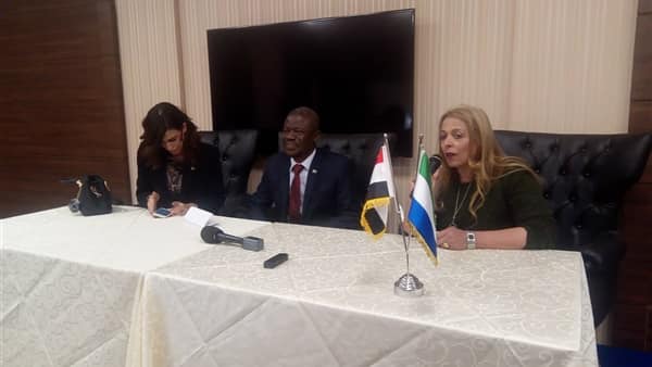 سفير سيراليون بالقاهرة: حظرنا سيطرة الأجانب على خامات الأخشاب.. وصناعة الأرز الرافد الرئيسي للأمن الغذائي