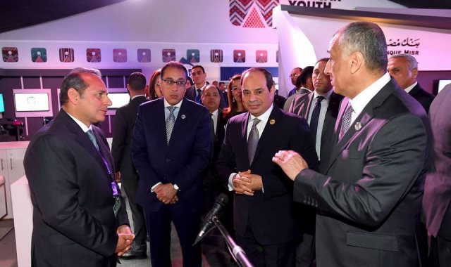 “السيسي” يتفقد جناح البنك الأهلي المصري على هامش ملتقى الشباب بأسوان