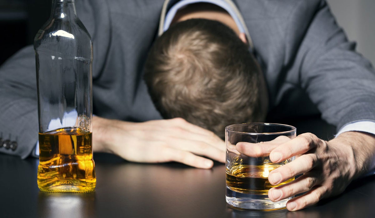 الدماغ يبقى تحت الخطر حتى بعد التوقف عن تناول الكحول
