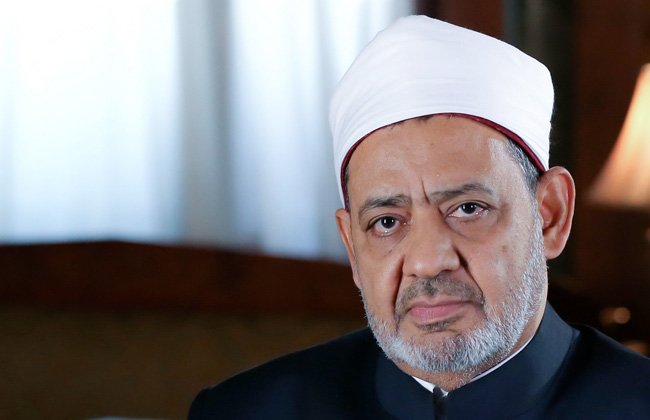 شيخ الأزهر يوجه من ألمانيا بعلاج طالب بعد تعرضه لحادث قطار