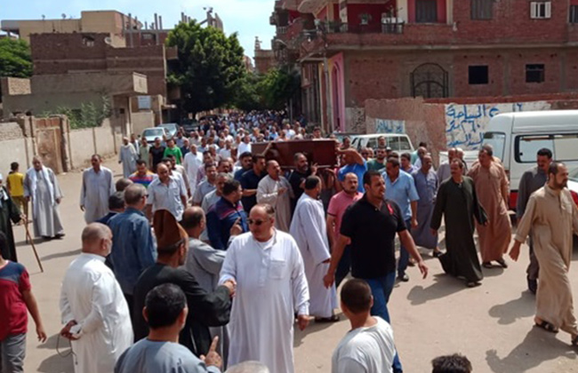 أهالي قرية كفر تصفا بالقليوبية يستقبلون جثمان العالم المصري لدفنه بمسقط رأسه