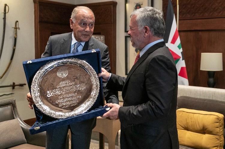 “أبو الغيط” يسلم الملك عبد الله درعا تقديرا لجهوده في مجال العمل التنموي