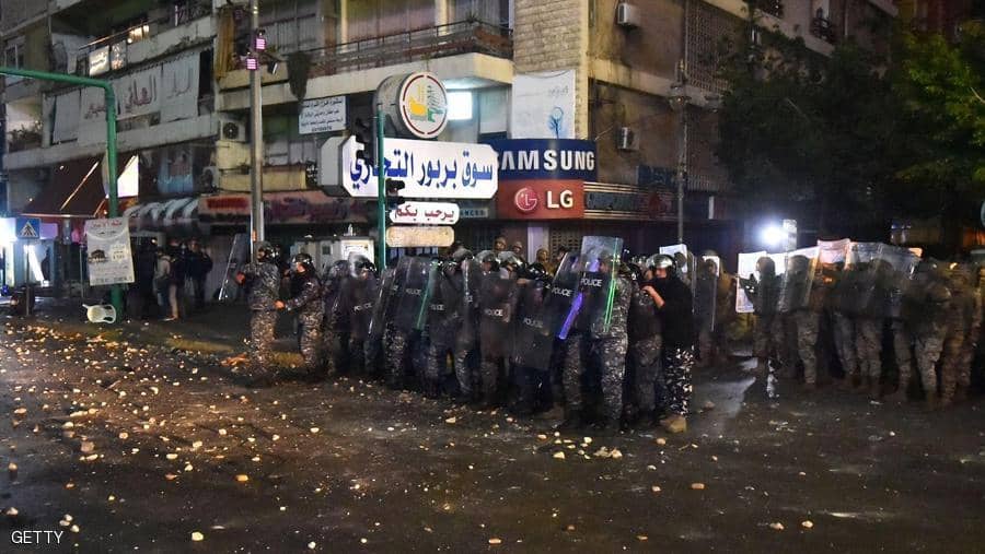 سقوط جرحى في صفوف الأمن في مواجهات مع المحتجين ببيروت