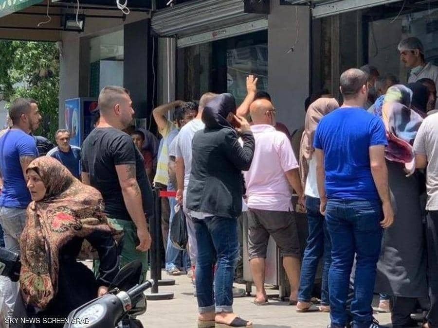الدولار الأمريكي يشعل أزمة الخبز في لبنان