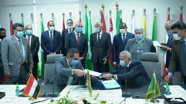رئيس الأكاديمية البحرية يوقع عقد تملكها فرع العلمين الجديدة