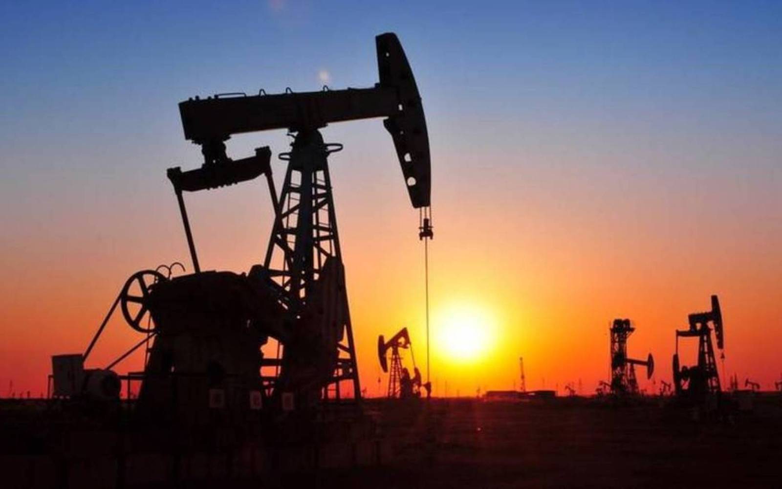 انخفاض سعر النفط بفعل قفزة إصابات كورونا والتوترات بين أمريكا والصين