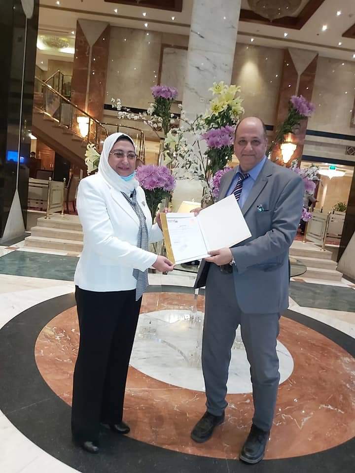 شبكة إعلام المرأة العربية تكرم وكيلة مدرسة التربية الفكرية بالخانكة