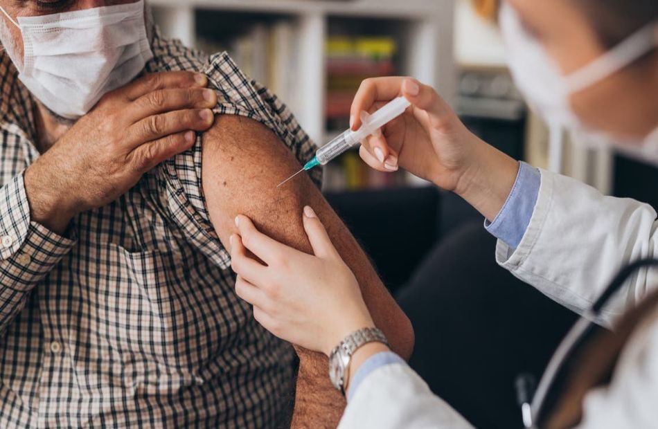 الحكومة: لقاح كورونا إلزاميا للمدارس والجامعات.. وعقوبات للمخالفين