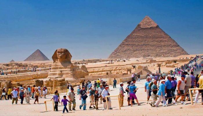 مصر تستقبل 3.5 مليون سائح في النصف الأول من العام االحالي والإيرادات تصل لنحو 4 مليارات دولار