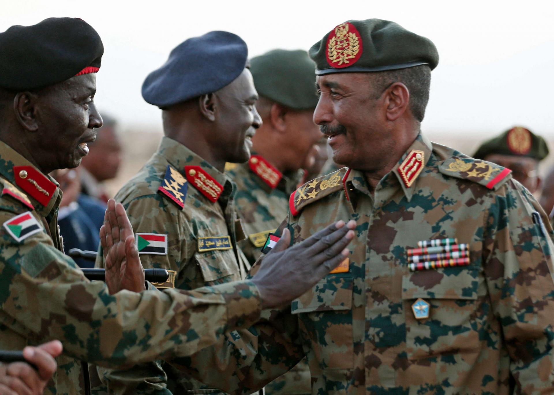 المدنيون في السودان يخشون ‘الانقلاب الحقيقي’ وواشنطن تحذر العسكريين