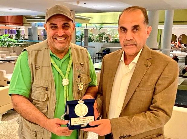 إهداء ميدالية ودرع الاتحاد الكشفي للبرلمانيين العرب للقائد الكشفي علي العلي
