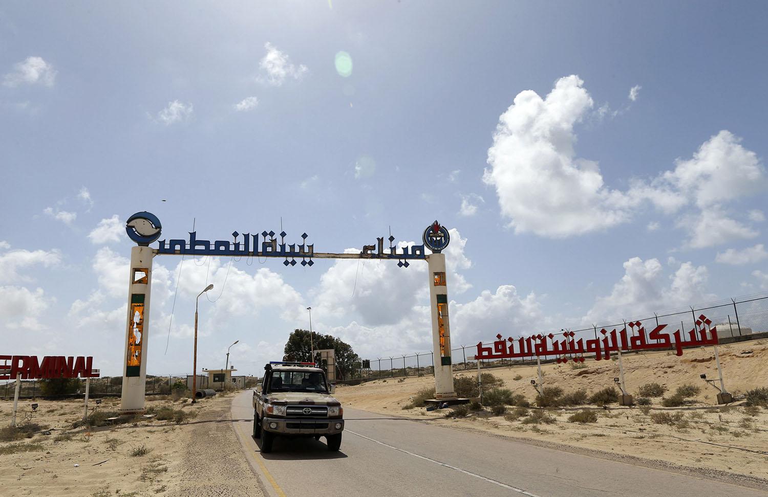 حركة الاحتجاج ضد الدبيبة تغلق أكبر موانئ النفط في ليبيا