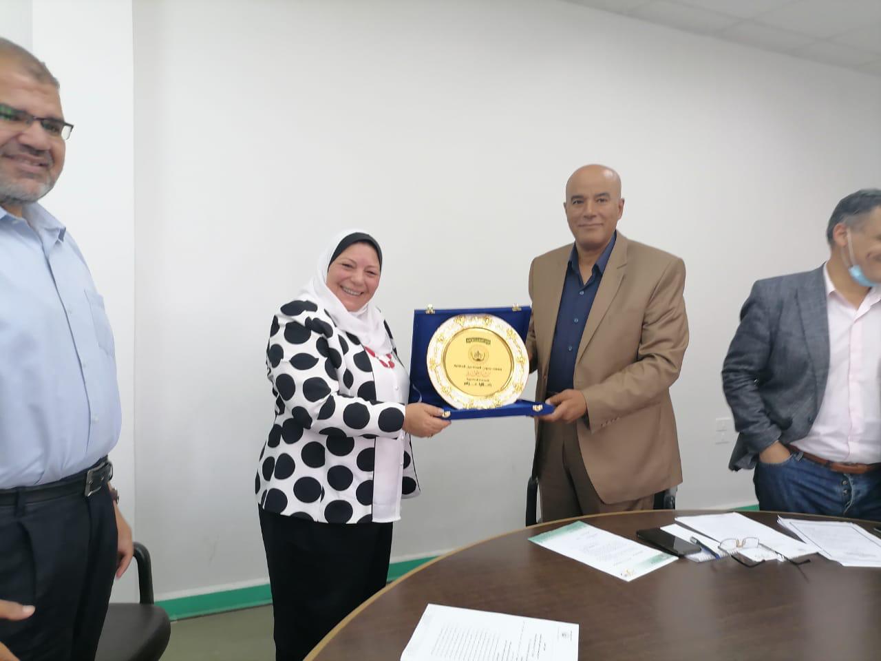 فوز د. كلارا عزام بجائزة المرأة التقديرية في الزراعة والعلوم الغذائية