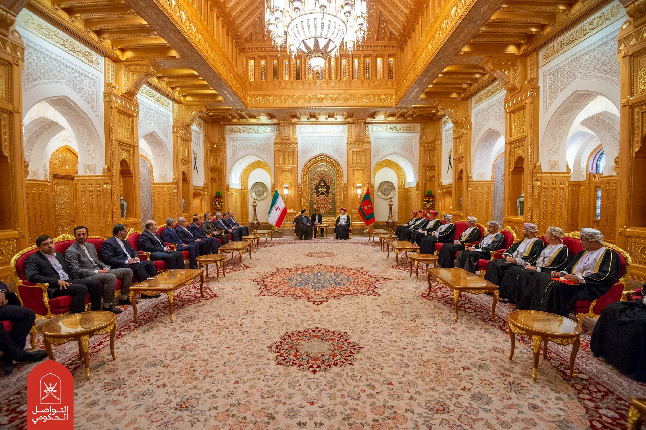 الرئيس الإيراني: زيارتي لسلطنة عُمان “نقطة تحول” في التعاون الثنائي