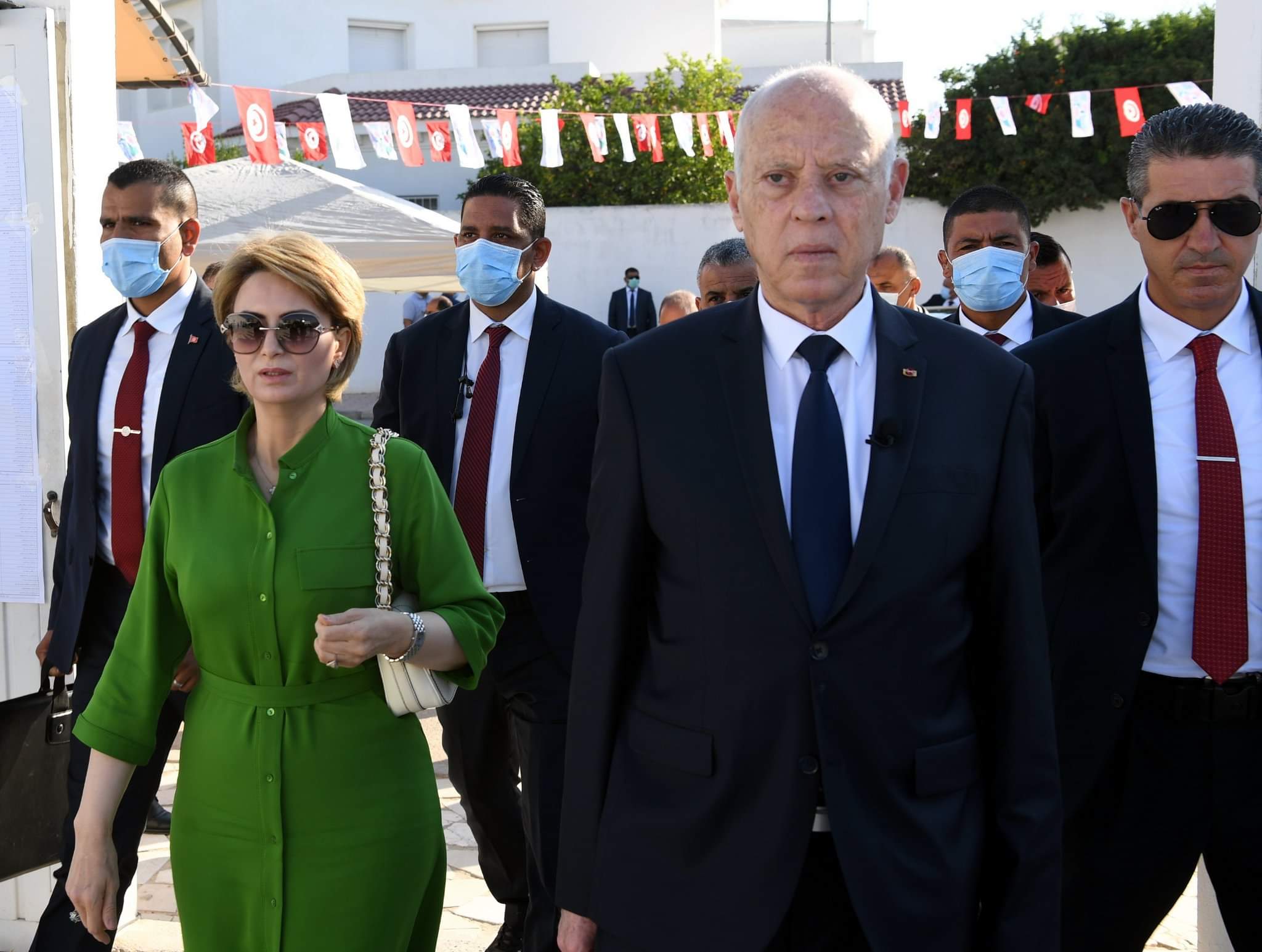 الرئيس التونسي وحرمه يدليان بصوتيهما في الاستفتاء على الدستور الجديد