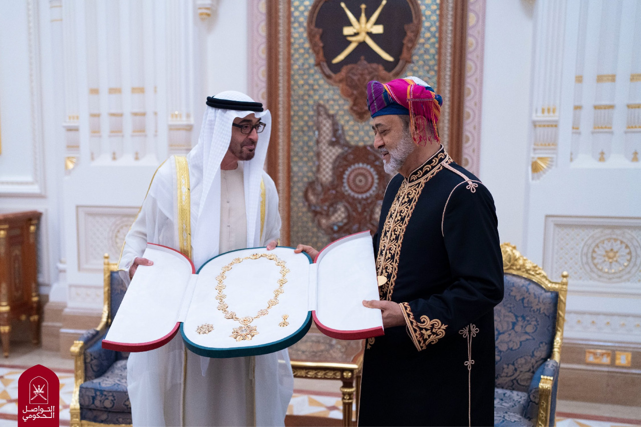 السلطان هيثم بن طارق والشيخ محمد بن زايد  يتبادلان أرفع وسامين في البلدين