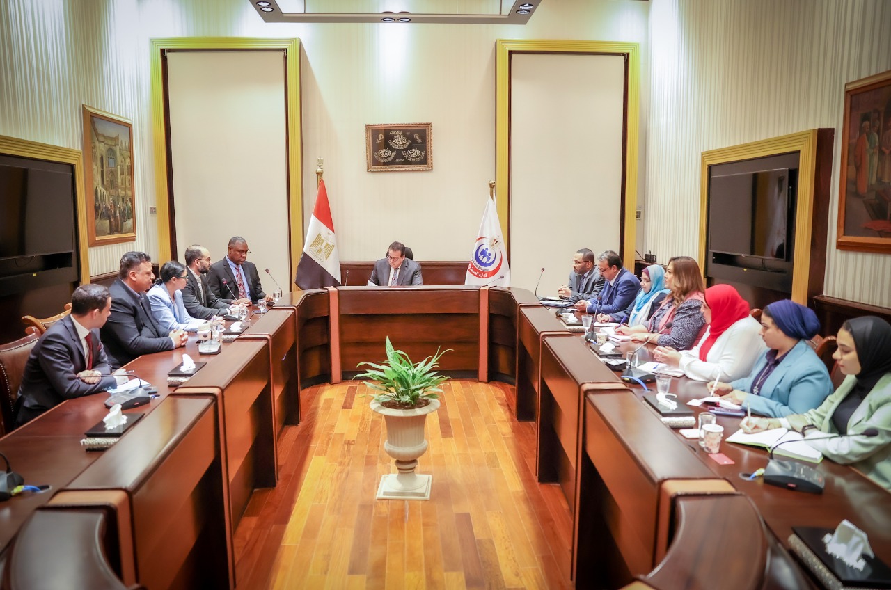 مصر تبحث توفير أحدث الأدوية المطورة لعلاج مرضى الأورام و”الإيدز”