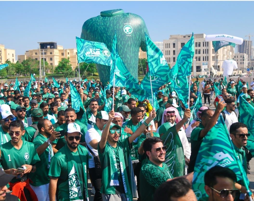 تحت شعار “فخرنا الأخضر “… مسيرة للجمهور السعودي قبل المباراة مع بولندا في كأس العالم بالدوحة