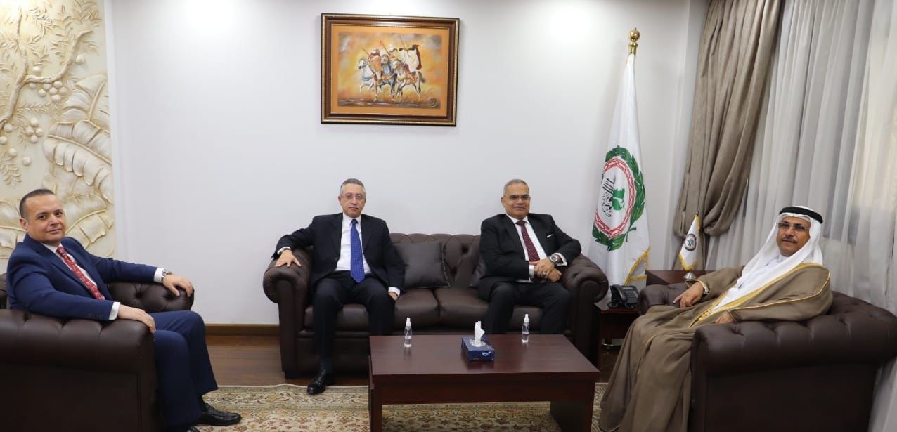 بحث سبل تعزيز التعاون بين البرلمان العربي ومصر
