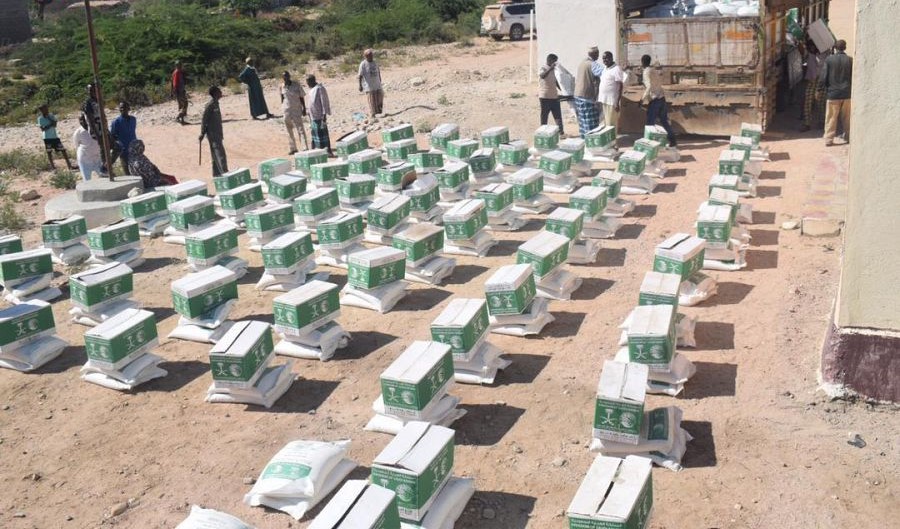 مركز الملك سلمان للإغاثة يوزع سلال غذائية في السودان والصومال واليمن