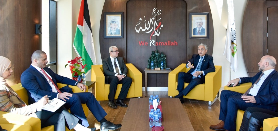 سلطة النقد الفلسطينية تشيد بجهود بلدية رام الله في التحول الرقمي واستخدام أدوات الدفع الإلكتروني