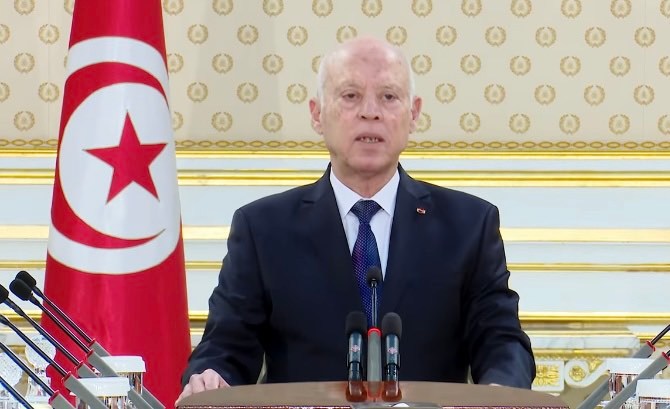 الرئيس التونسي يعلن النظر في حل المجالس البلدية